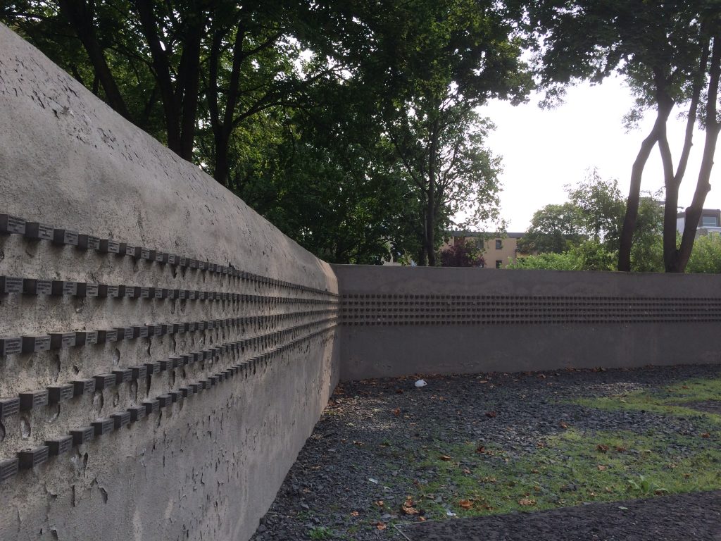 Frankfurt Jewish cemetery - memorial wall, 2017